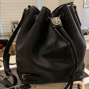 TORY BURCH ROBINSON SAFFIANO BUCKET BAG.  EXCELLENT CONDITION.